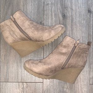Suede tan booties
